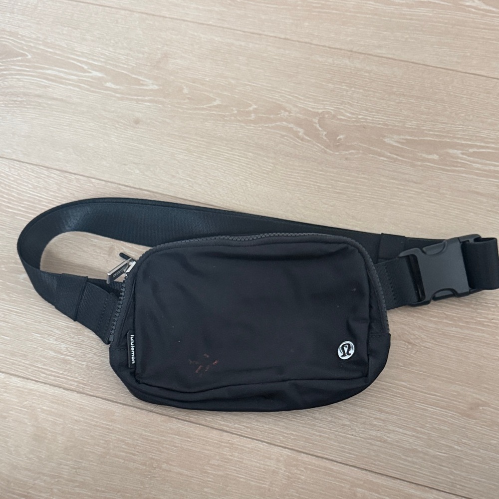 Lululemon 1L Black Belt Bag